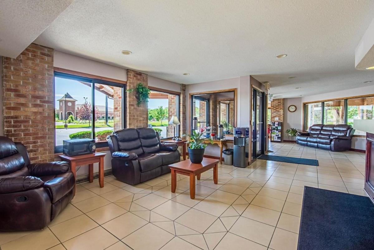 Royal Inn Suites Huntington Exterior photo